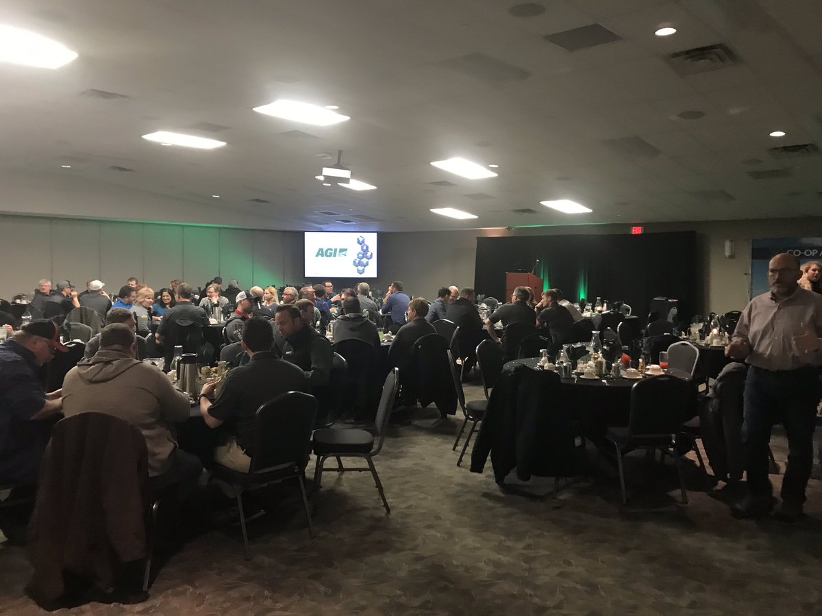 PembGrainEquip's tweet photo. Thank you very much to @AgGrowthIntl for a great meal and evening last night at #equipsummit20!! 👌🏻First class event! 👌🏻Congratulations to all the award winners! #workingtogether @Coop_Ag @PembGrainEquip #fcl https://t.co/VEhXnpvb4V