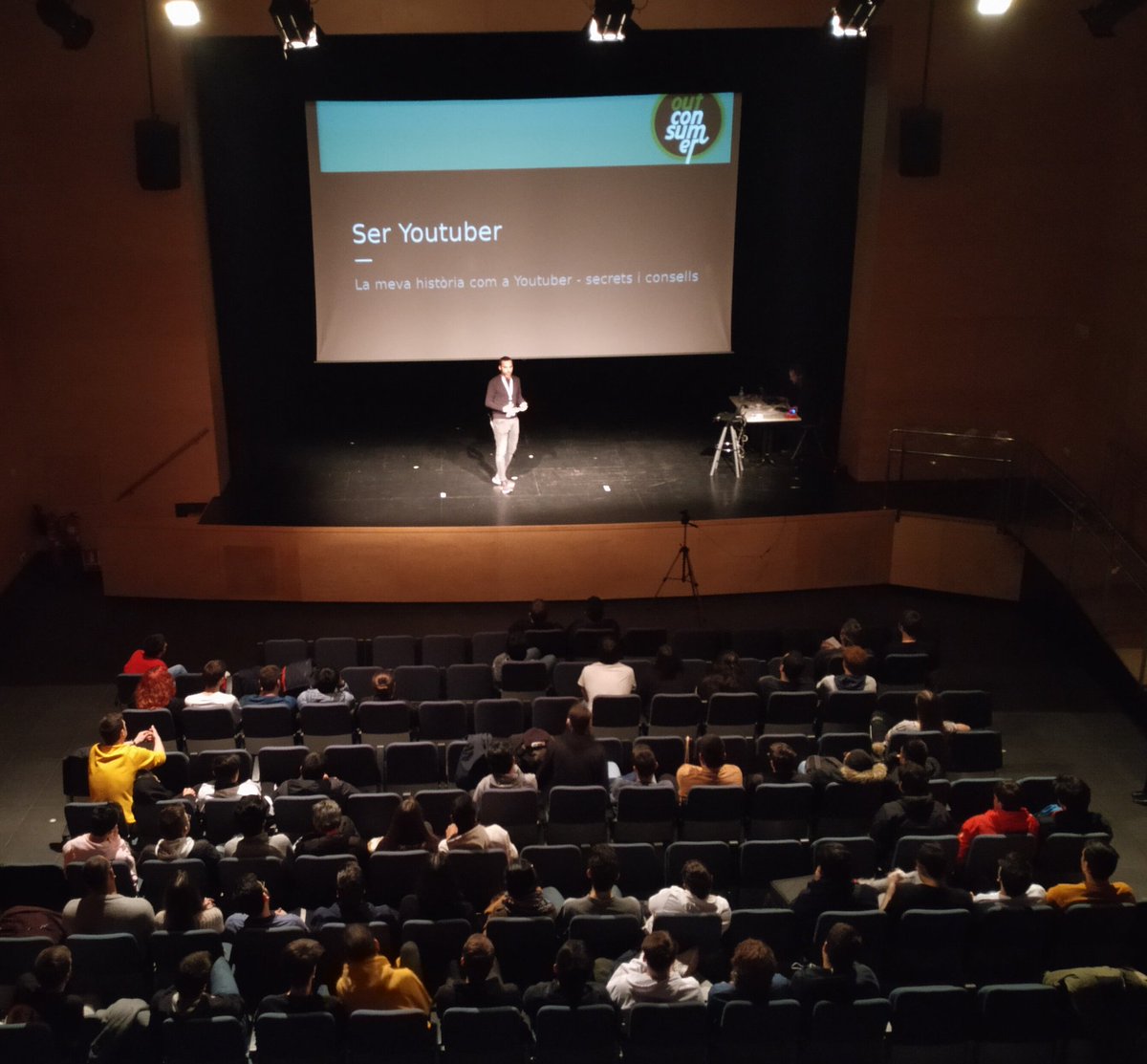 raualver's tweet photo. #jedai2020 @insjoandaustria #SerYoutuber Masterclass Roc Massaguer https://t.co/ZnUTymRyou