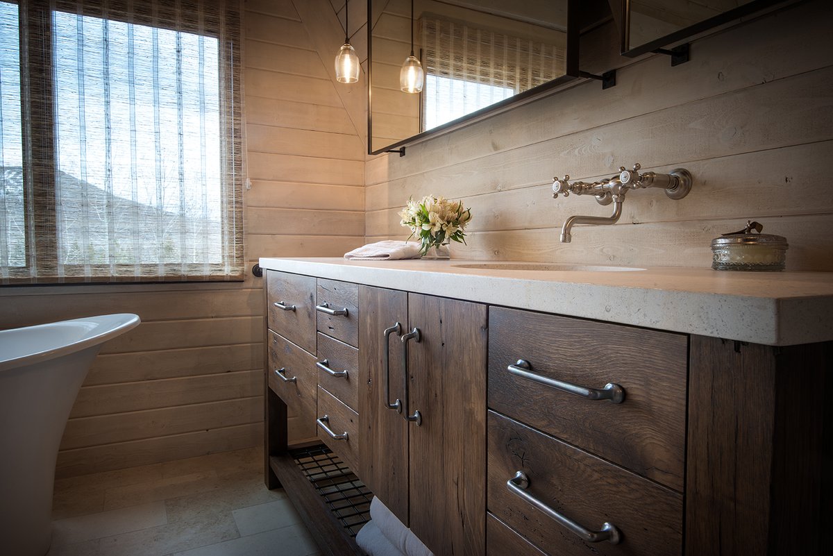 Sash pulls shown in our custom white bronze, dark finish.

bit.ly/2Tz0izB

#cabinethardware #cabinetpulls #bathroomhardware #bathroomdesign #brilliantbathrooms  #bronzehardware #luxuryhardware #architecturalhardware #handcastbronze #madeinusa #interiordesign