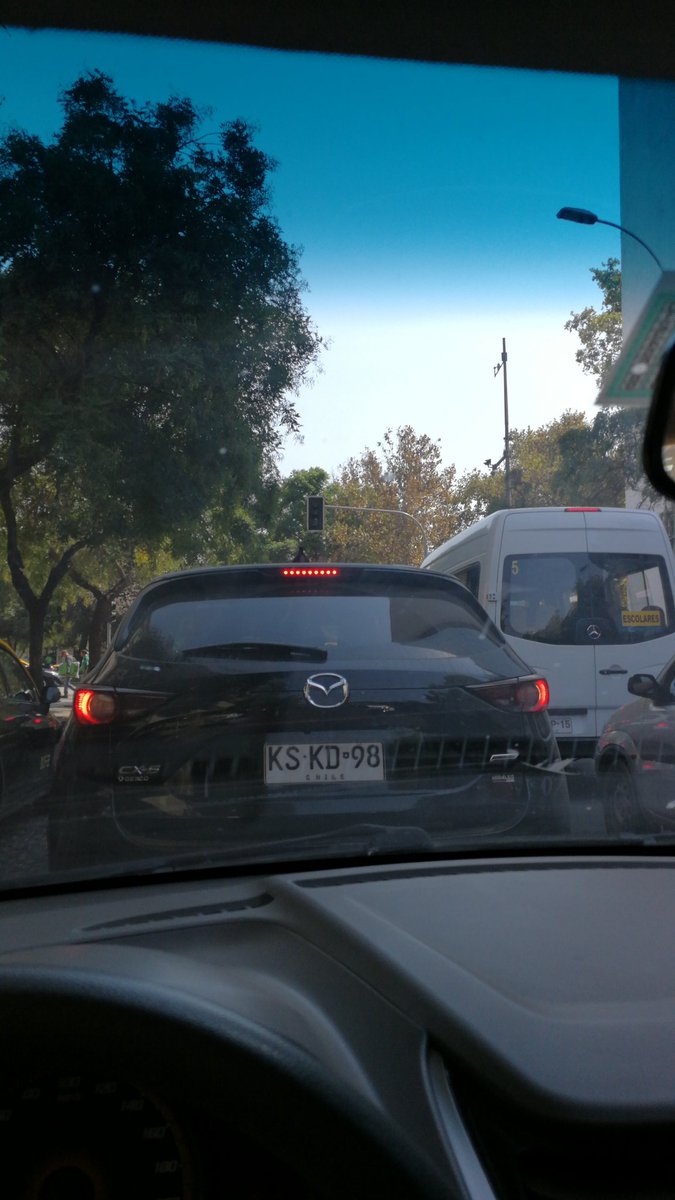 DrDote's tweet photo. Si no hay semaforo, que coloquen #Carabineros en carrera con alameda https://t.co/umicY3ZFpM