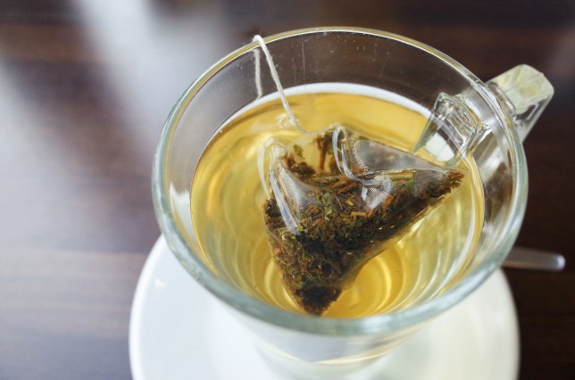 froozzoo's tweet photo. #Tips! Re-brew used tea bags to refresh your skin! 

Let the tea cool, pour it into a spray bottle then spritz it onto your skin or apply with a cotton pad. Green tea is particularly effective for dry skin😉❄️#reuseit https://t.co/m7uKt17RRO