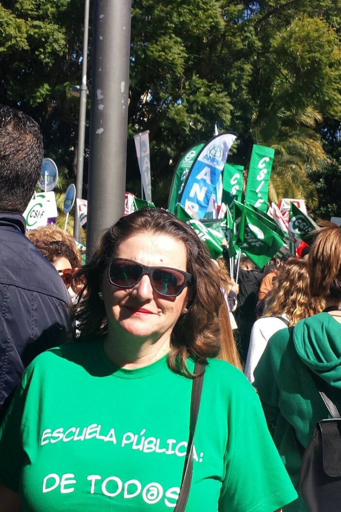CubillLola's tweet photo. En defensa de la #EscuelaPúblicaDeTodosYparaTodos esta mañana en la manifestación de Málaga #4MYoVoy  junto a miles de docentes que aún sueñan con que #OtraEscuelaEsPosible
Nosotros #Seguimos #NiUnPasoAtrás https://t.co/ot24YjZhFH