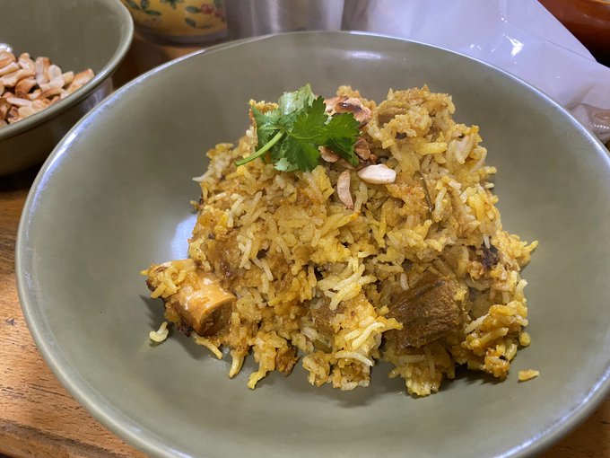 バスマティライス茹ですぎてやわやわになってしまった。あとフィーリングでスパイスの量やったからミスってるかも。
べろせのビリヤニ道、ここから始まる…。 