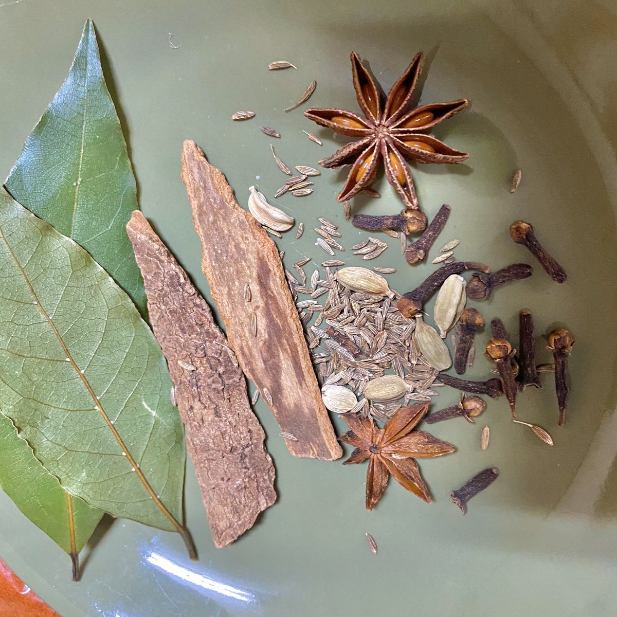 バスマティライス茹ですぎてやわやわになってしまった。あとフィーリングでスパイスの量やったからミスってるかも。
べろせのビリヤニ道、ここから始まる…。 