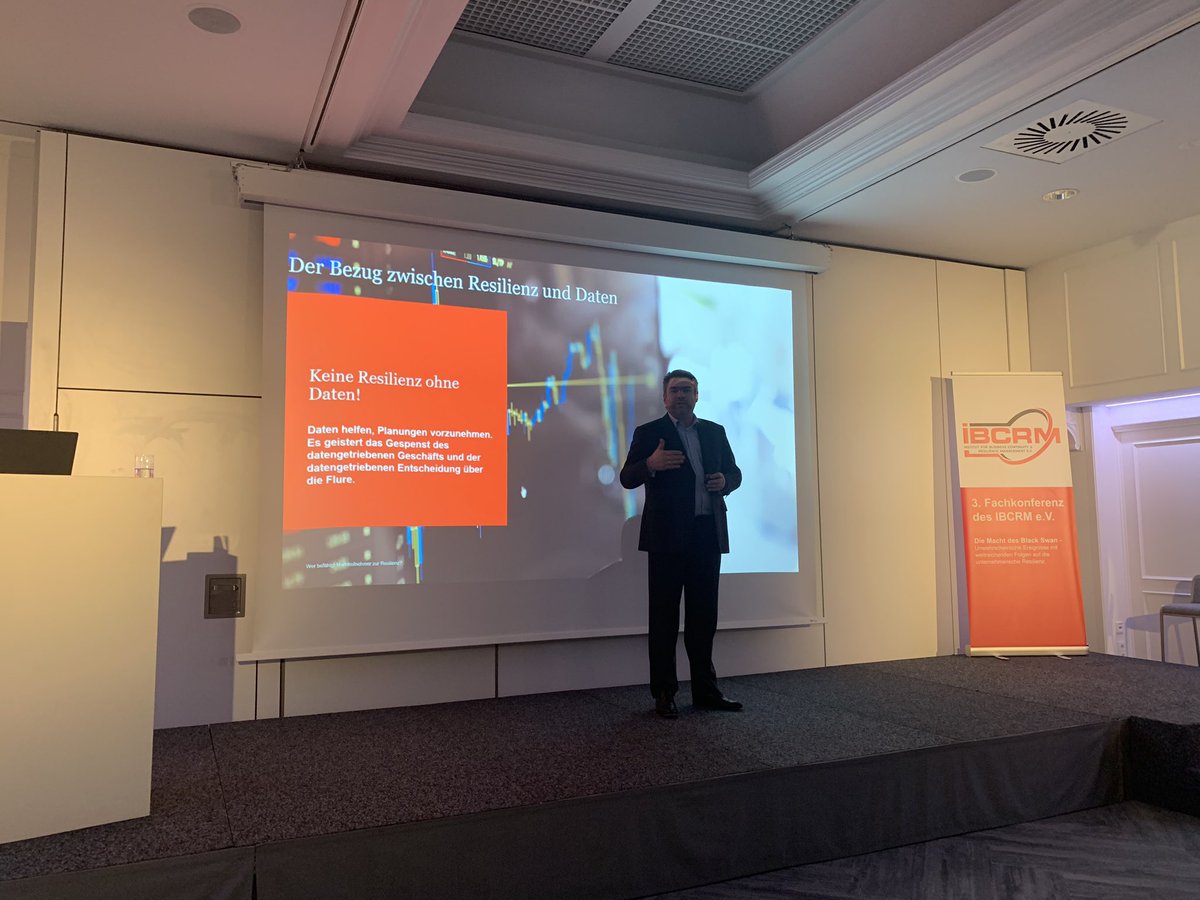 IBCRM_e_V's tweet photo. Jörg Asma von #PwC über „Wer befähigt die Marktteilnehmer zur Cyber-Resilienz?“ #IBCRM2020  #Cyberresilienz #cybersecurity https://t.co/NwuduRf5gN