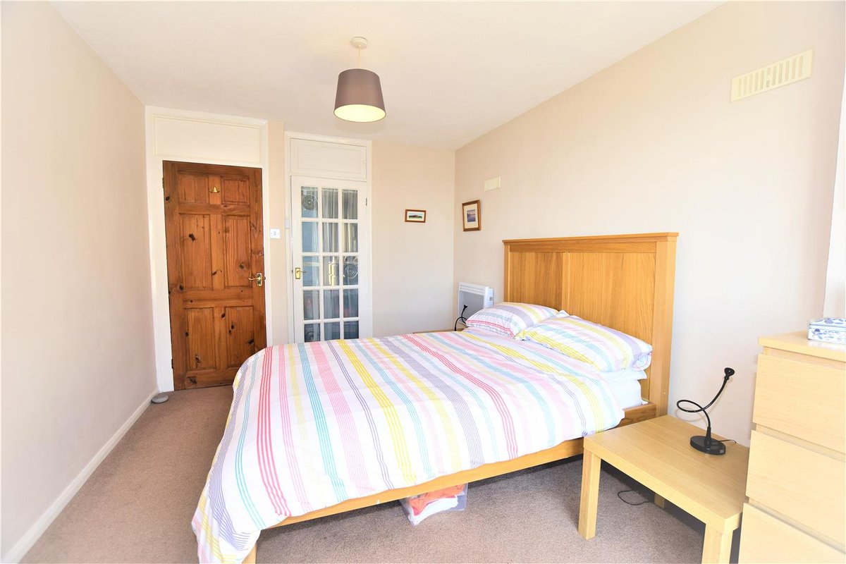 *** FANTASTIC SEA VIEWS ***

£130,000

Third floor apartment, offering far reaching views over the Old Harbour and towards the Bristol Channel with the Knap Beach opposite. Cafes, restaurants, a shop and bus routes are close by. 

BOOK a viewing... 
ninaestateagents.co.uk/property/sea-p…