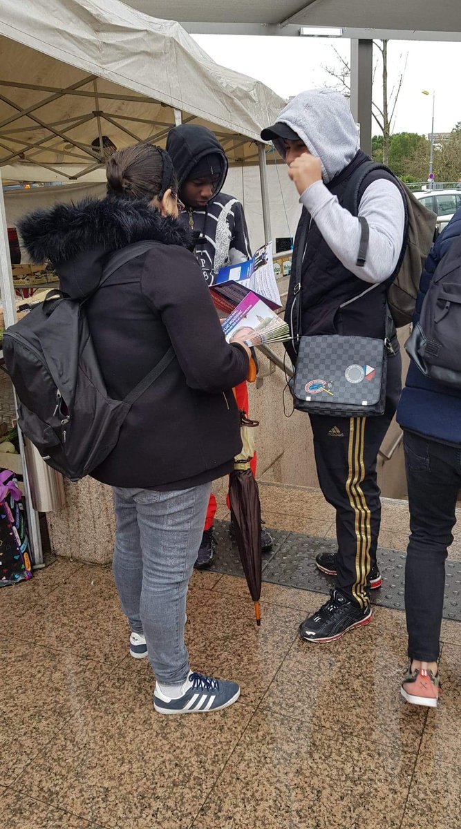MarouaSylla's tweet photo. Au marché hebdomadaire de #3cocus avec Jackie 😊 ☔☔ un plaisir de rencontrer mes élèves #AimerToulouse avec @jlmoudenc https://t.co/qCBrS70j2N