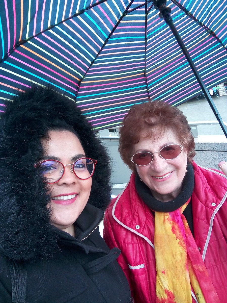MarouaSylla's tweet photo. Au marché hebdomadaire de #3cocus avec Jackie 😊 ☔☔ un plaisir de rencontrer mes élèves #AimerToulouse avec @jlmoudenc https://t.co/qCBrS70j2N