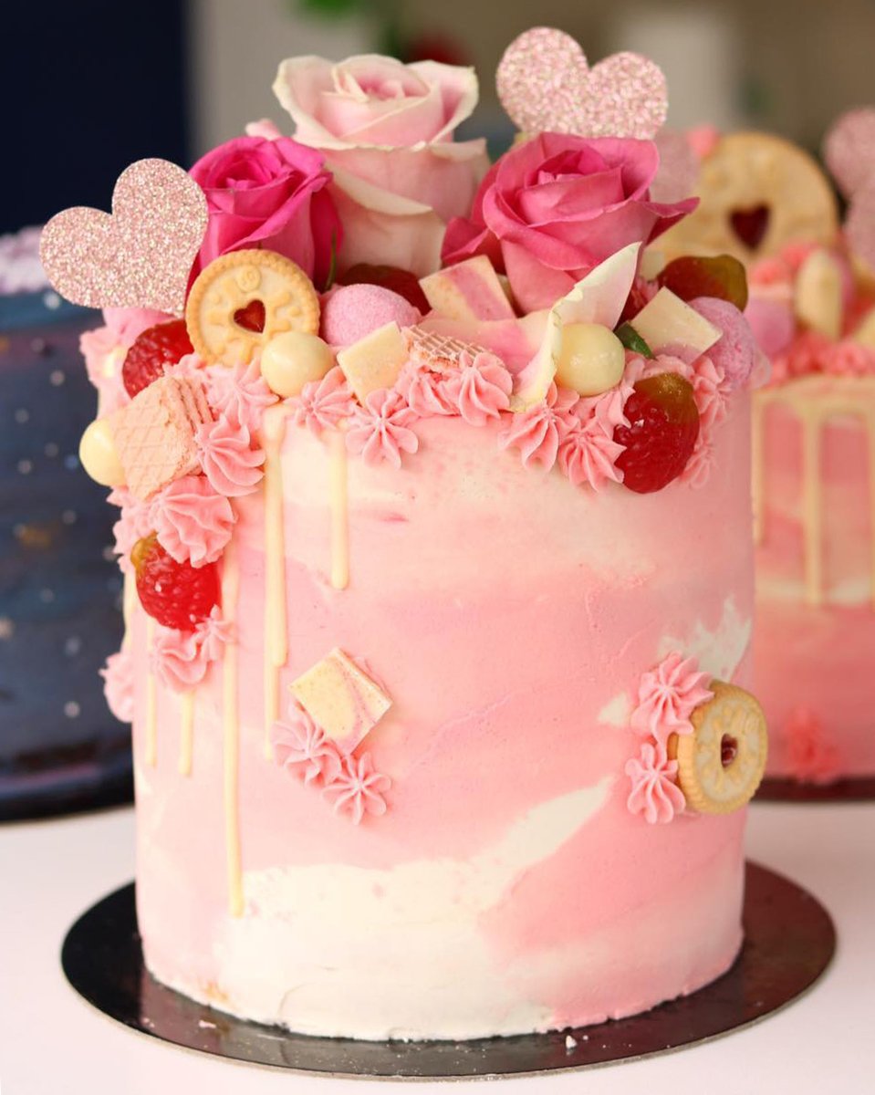 How dreamy is this cake by @claireelizabethcreates 😍 #chocolatelovers #cakedecorating #whitechocolate