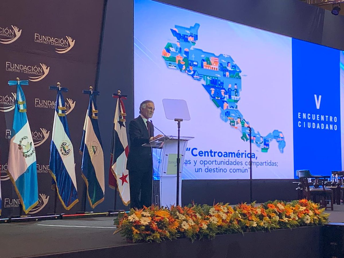 alexanderper_of's tweet photo. #EncuentroFLD “Somos 50 millones de seres humanos que compartimos historia y el mismo destino; queremos ser ciudadanos de una patria grande.” https://t.co/9TkS7HeLQn