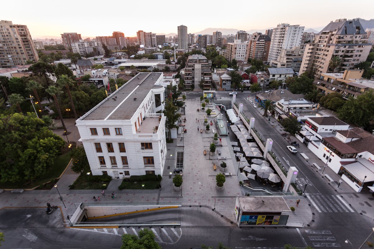 planarquitectos's tweet photo. La intervención #Urbana del Boulevard Plaza #Ñuñoa, recogió el espíritu de su entorno y lo potencio con nuevos espacios para la #Gastronomia y estacionamientos subterráneos. #PlanArquitectos 2011
Más imágenes en https://t.co/J4S9RRrTHm
#diseñourbano #urbanismo #arquitectura https://t.co/ZmDoz1ui46