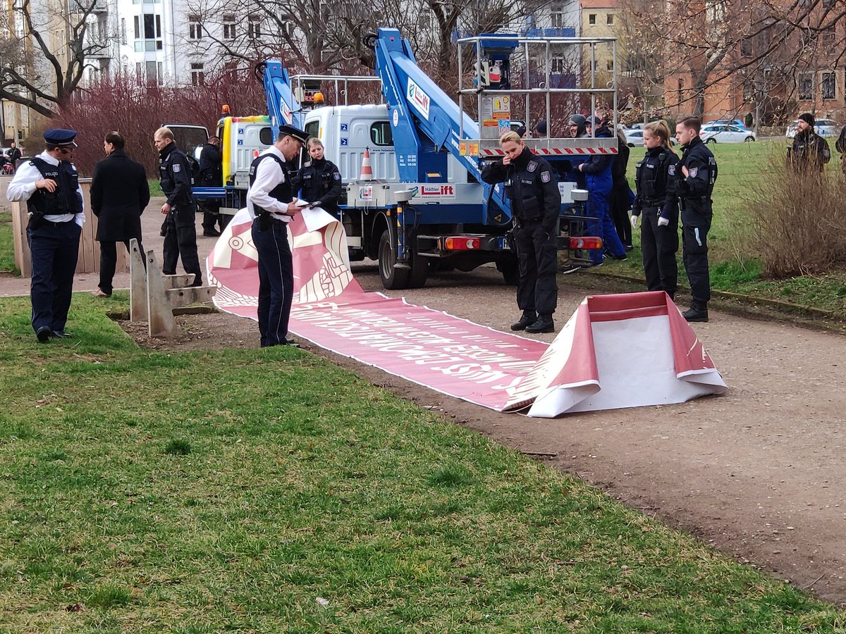 real_plaetzef's tweet photo. 1640 Die #NoAfD wurde von der Polizei daran gehindert, ein Banner mit nem Ulbricht-Zitat im Park mittels 2 Kranwagen aufzuspannen. Daher laufen parallel noch Kontrollen. #Thüringen #Thüringenwahl #ef0403 https://t.co/XPPZNIEA46