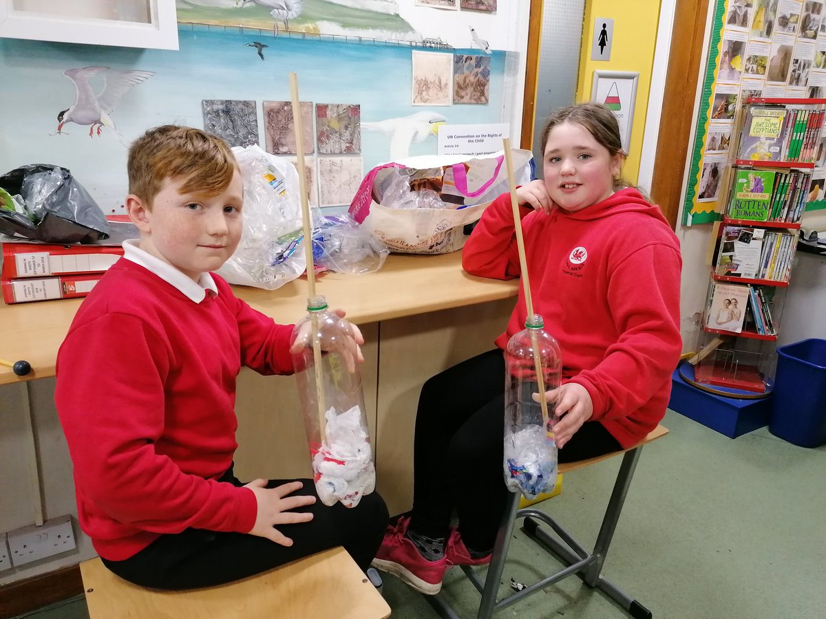 SanSior's tweet photo. ⭐Helpwch plis⭐
Mae Dosbarth Gogarth angen eich help! We are making Eco Bricks using non recyclable soft plastic compressed tightly into a 2L bottle as shown below. Please join us in making one at home.
🙂Diolch yn fawr iawn
#oneworlder @illandudno @RotaryLlandudno @Providero https://t.co/ZkSUU9H9Hk