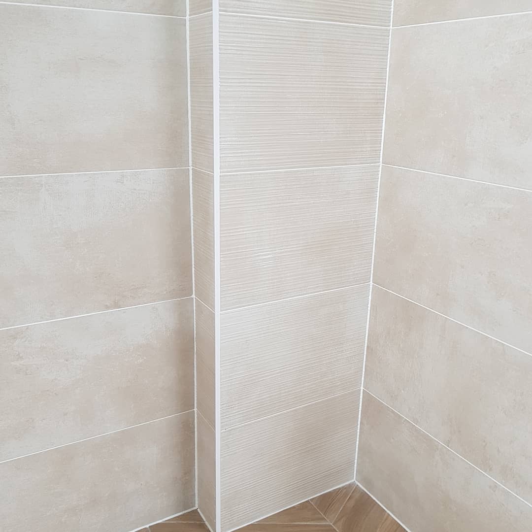 CreativeTiles's tweet photo. Needing bathroom tile inspiration? How about Attic Cream wall tiles &amp; Waves decor 30.4x61cm. Make it zing with Hawkeswood Beige herringbone floor tiles 11x54cm. Stunning with a white bathroom suite #creativetiles #bathroomtiles #bathroomideas #bathroomwalltiles #herringbonetiles https://t.co/RoqycGMv8O