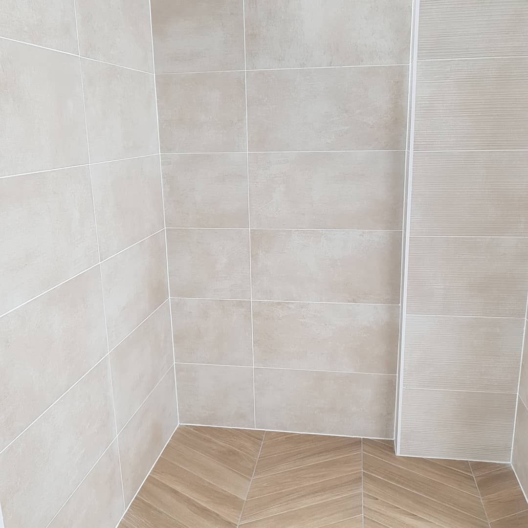 CreativeTiles's tweet photo. Needing bathroom tile inspiration? How about Attic Cream wall tiles &amp; Waves decor 30.4x61cm. Make it zing with Hawkeswood Beige herringbone floor tiles 11x54cm. Stunning with a white bathroom suite #creativetiles #bathroomtiles #bathroomideas #bathroomwalltiles #herringbonetiles https://t.co/RoqycGMv8O