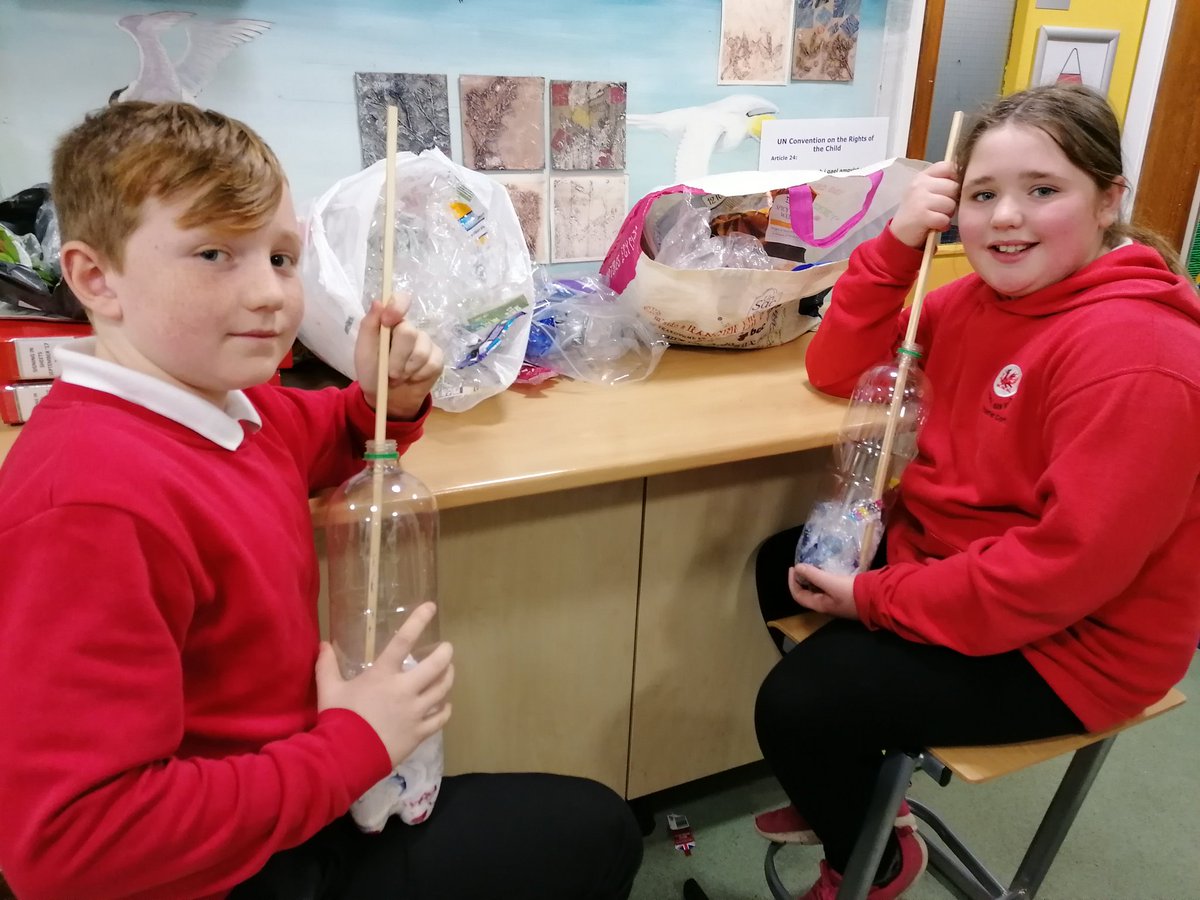 SanSior's tweet photo. ⭐Helpwch plis⭐
Mae Dosbarth Gogarth angen eich help! We are making Eco Bricks using non recyclable soft plastic compressed tightly into a 2L bottle as shown below. Please join us in making one at home.
🙂Diolch yn fawr iawn
#oneworlder @illandudno @RotaryLlandudno @Providero https://t.co/ZkSUU9H9Hk