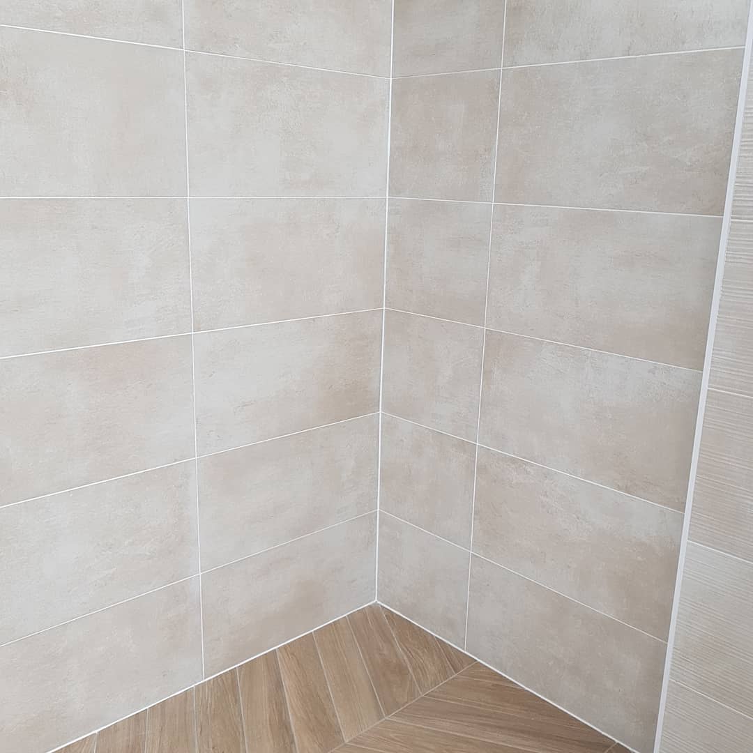CreativeTiles's tweet photo. Needing bathroom tile inspiration? How about Attic Cream wall tiles &amp; Waves decor 30.4x61cm. Make it zing with Hawkeswood Beige herringbone floor tiles 11x54cm. Stunning with a white bathroom suite #creativetiles #bathroomtiles #bathroomideas #bathroomwalltiles #herringbonetiles https://t.co/RoqycGMv8O