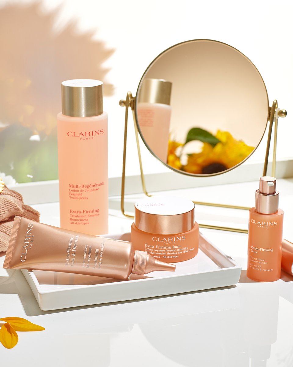 ClarinsFR's tweet photo. [NEW] Grâce à son duo d’actifs issus du tournesol, Extra-Firming Cou et Décolleté agit sur la fermeté et l’élasticité de la peau. Résultat ? La jeunesse de cette zone fragile est préservée ! 🌻
#Clarins #ClarinsSkincare #ExtraFirming​
https://t.co/udNykJtATe https://t.co/salCET77JY