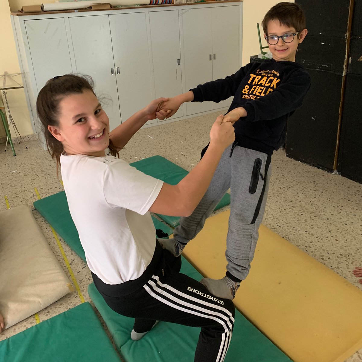 Haciendo Acrosport #VidaSaludable #Deportes <a href="/EscRuralAragon/">Escuela Rural Aragón</a> <a href="/deporte_aragon/">deporte.aragon</a> <a href="/aragon/">Aragon</a>