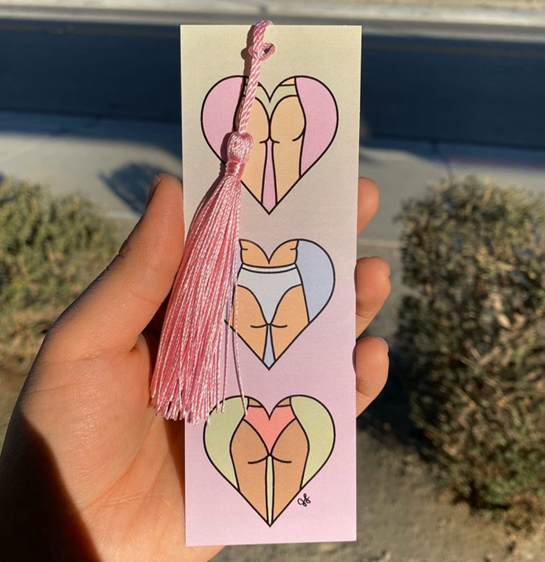 GotPrint's tweet photo. #DidYouKnow we offer custom bookmark printing? Thanks to @j.serrato_art for this bootyful design ๐๐
#GotPrint #BookMarks #GotPrinting #GotIdeas #CustomerFeature #CustomerRepost #BusinessCards #GraphicDesigners #PaperLove #dailydoseofpaper #printisnotdead #collectgraphics https://t.co/ZzftFXixoj