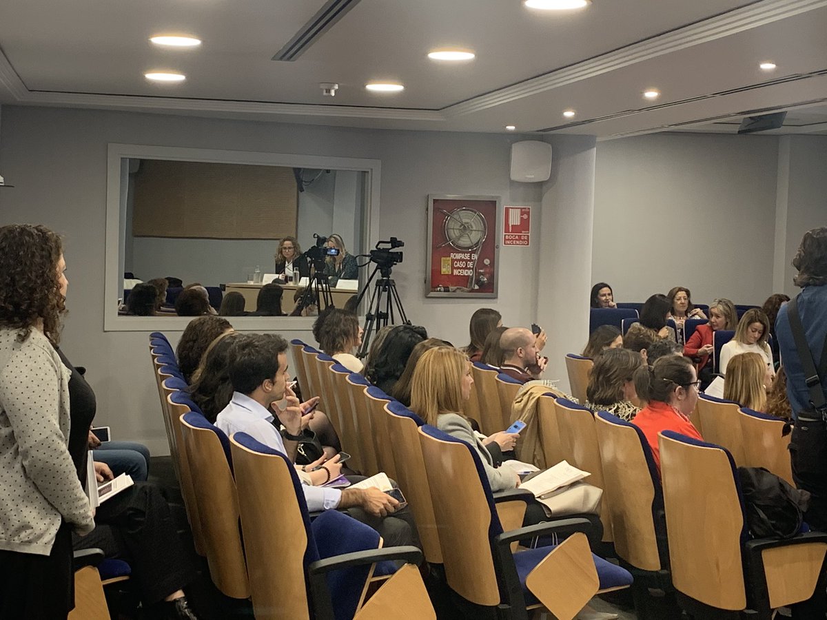 ProcuradoresE's tweet photo. El presidente de @ProcuradoresE y secretario de @UProfesional Juan Carlos Estévez asiste esta tarde al I Encuentro Nacional de Mujeres Profesionales inaugurado por @_OrtegaVictoria y la delgada del Gobierno para la Violencia de Género, Victoria Rosell https://t.co/HkJJ31fIZt