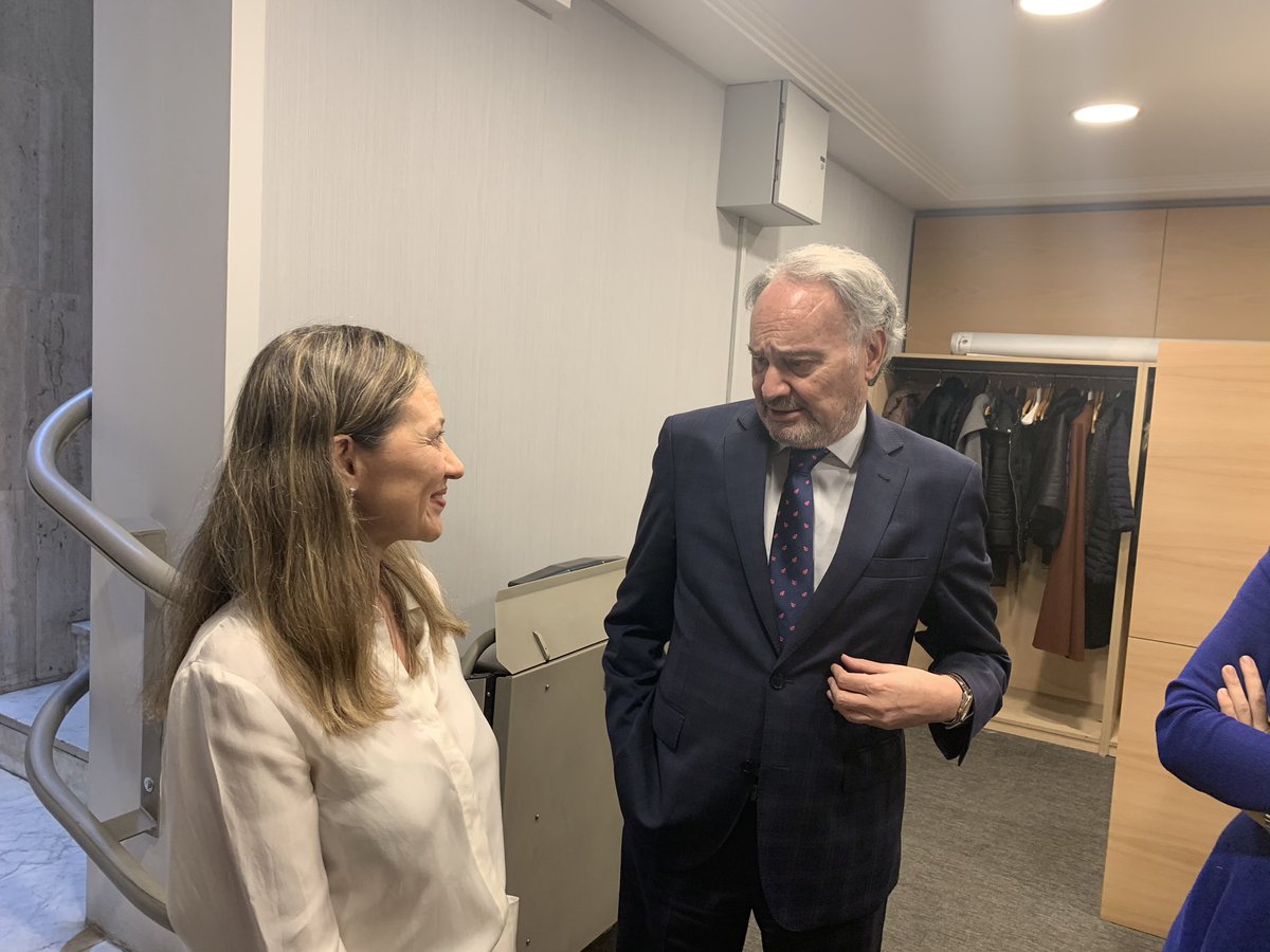 ProcuradoresE's tweet photo. El presidente de @ProcuradoresE y secretario de @UProfesional Juan Carlos Estévez asiste esta tarde al I Encuentro Nacional de Mujeres Profesionales inaugurado por @_OrtegaVictoria y la delgada del Gobierno para la Violencia de Género, Victoria Rosell https://t.co/HkJJ31fIZt