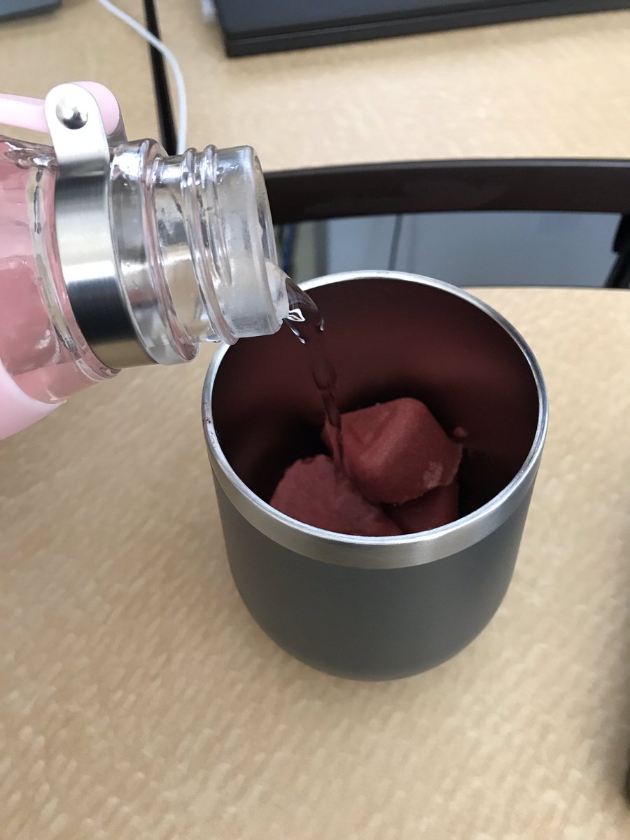 thisprairiegirl's tweet photo. Currently obsessed with these no-blender-required smoothie cubes. Pop 4 in a travel cup, take to work, add water (or your liquid of choice) wait ten mins, mush em up with a spoon and voila. Smoothie. #breakfast #evive https://t.co/ueRxQokqzQ
