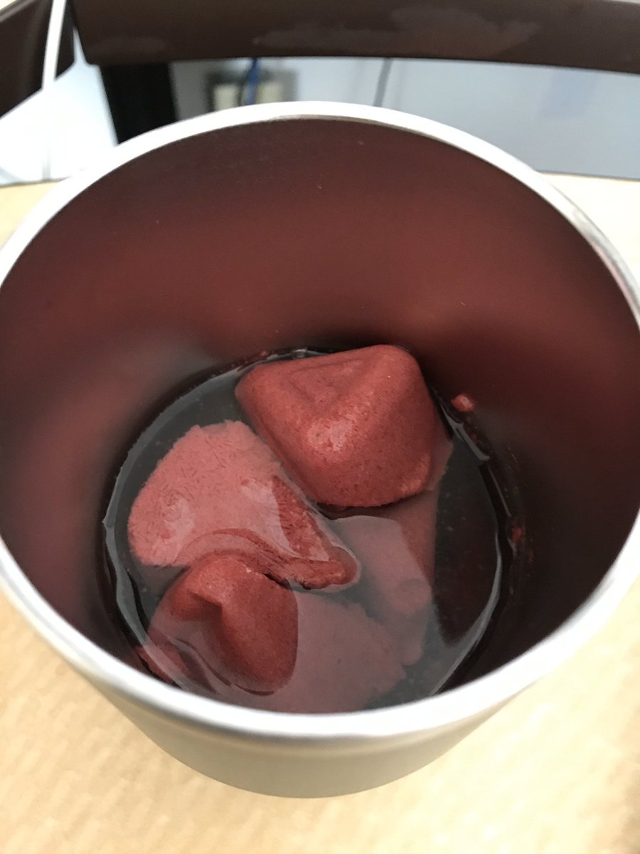 thisprairiegirl's tweet photo. Currently obsessed with these no-blender-required smoothie cubes. Pop 4 in a travel cup, take to work, add water (or your liquid of choice) wait ten mins, mush em up with a spoon and voila. Smoothie. #breakfast #evive https://t.co/ueRxQokqzQ