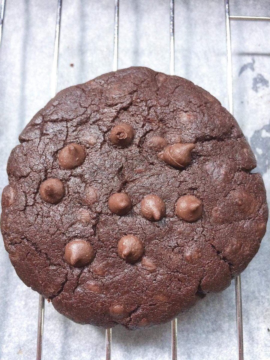 KHADANCE's tweet photo. 📍 Cookies 🍪 
มีใครสนใจอยากลองทานคุกกี้มั้ยคะ ทำเองค่ะ สดใหม่ทุกชิ้น มีสามรสนะคะ
 👉🏻cookies brownie ช็อกโกแลตเข้มๆ 
👉🏻strawberry cookies หวานกำลังดีตัดเปรี้ยวด้วยเนื้อสตรอว์เบอร์รี่
👉🏻Red velvet หวานกำลังดีตัดรสด้วยช็อกโกแลตแน่นๆ 
#อร่อยบอกต่อ #คุกกี้ #รีวิว #ของกิน https://t.co/jWEUavjM22