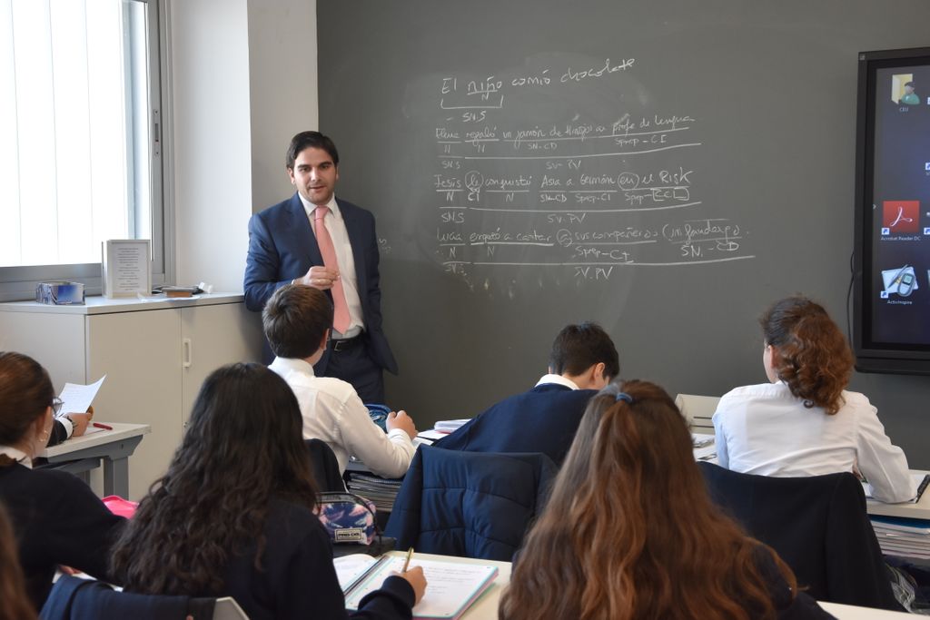 CEUAndalucia's tweet photo. "El alumno del Colegio CEU San Pablo Sevilla cuenta con un acompañamiento personalizado durante toda su etapa formativa” El 7 de marzo tendrá lugarel #OpenDay, donde las familias tendrán la oportunidad de conocer el modelo educativo que ofrece el centro https://t.co/DM5kegpTvS https://t.co/3cYptcUExw
