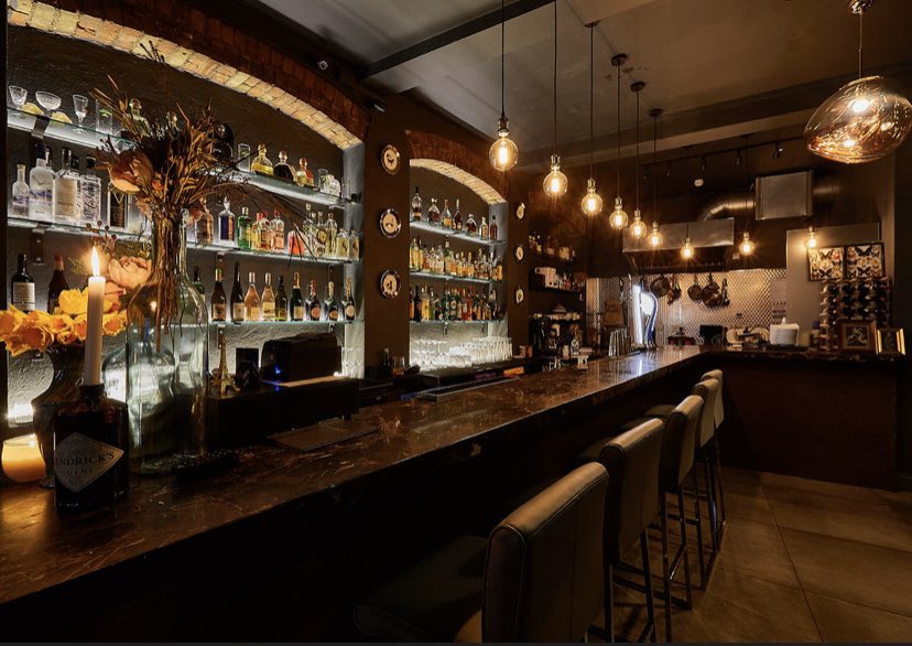 belmeis's tweet photo. Our beautiful bar looking good and ready for business!!! 🍸🍸🍸🍸🍹🍹🍹🍸⁣
⁣
Come and see us tonight, escape this horrible weather and get your midweek cocktail fix! 😋😋⁣
⁣
#muswellhill #WednesdayMotivation https://t.co/uvVrXoZELR