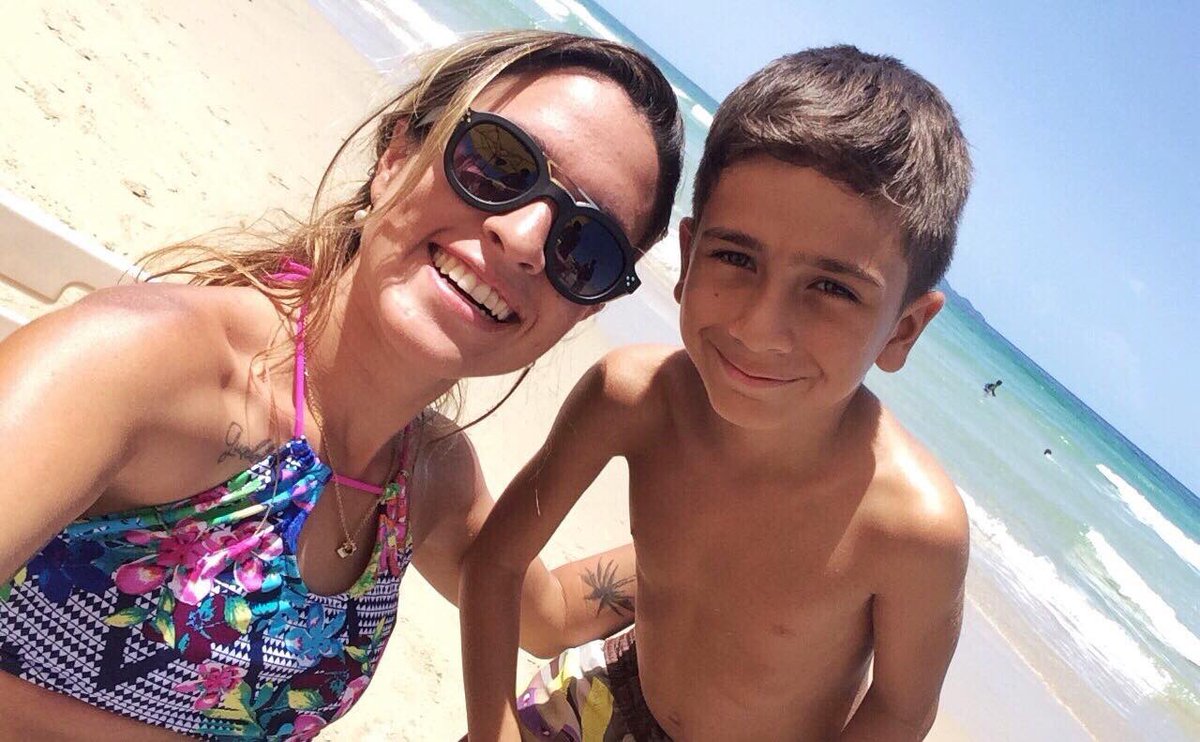 nonigsk's tweet image. Tengo el corazón rotico💔
Mi único primo chiquito está sufriendo de bullying en su colegio porque es nuevo. Le dicen feo, lo bajan de los columpios y lo rodean entre 6 niños.
Lo llamé para hablar con él y entre eso me pregunta: PRIMA TÚ CREES QUE YO SOY FEO?????????? 😭😭😭