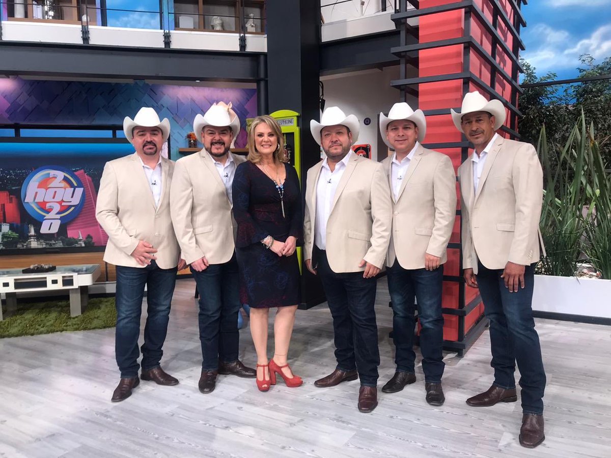Remex_Music's tweet photo. 📺 El grupo que vale lo que pesa @grupo_pesado totalmente en vivo desde @programa_hoy 🎶👏🏻 #MeSigueCalando #PuroRemex 🔥
Video Oficial ➡️ https://t.co/5smXjKOnh0. https://t.co/nXcxI7ZIcZ