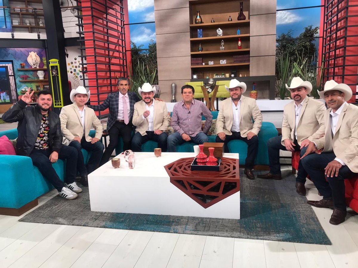 Remex_Music's tweet photo. 📺 El grupo que vale lo que pesa @grupo_pesado totalmente en vivo desde @programa_hoy 🎶👏🏻 #MeSigueCalando #PuroRemex 🔥
Video Oficial ➡️ https://t.co/5smXjKOnh0. https://t.co/nXcxI7ZIcZ