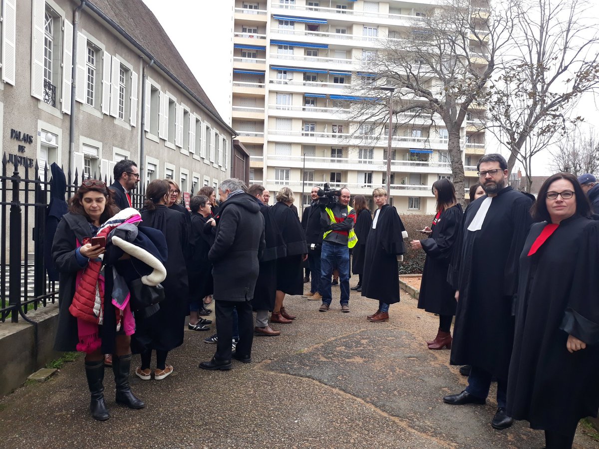 Arrivee des confreres <a href="/ordreavocats63/">ORDRE DES AVOCATS 63</a>  pour le passage de relais des doleances sous un tonnerre d'applaudissements et avec  une haie d'honneur !
Bravo à tous et merci pour ce moment de confraternité 
#relaispourlajustice 
<a href="/CNBarreaux/">Conseil national des barreaux - les avocats</a> 
<a href="/Conf_Batonniers/">ConférenceBâtonniers</a> 
<a href="/FerrandSaf/">SAF Clermont-Ferrand</a>
