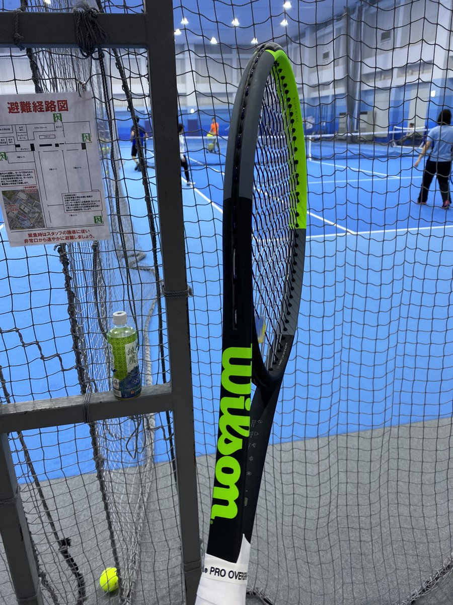 teru4454's tweet photo. 深夜の #修行 なう🎾
BLADE 100 V7.0 
ライジングに近いショットで時間を奪う練習！
バックの方が得意かも！
#だれもがBLADERの覚醒
#Wilson
#BLADE
#BLADER
#BLADE100
#日本限定
#luxilon
#アルパワー史上最強説 
#ALUPOWERfeel
#ALUPOWER
#Main53Cross50
#MAINfeelCROSSpower
#kimony
#tennis https://t.co/Ixn7haLopk