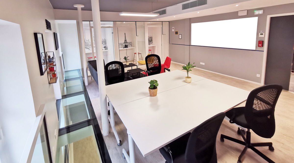 [🤸‍♀️#StayFoolish] Après #HackTheRoutine et #FailFast Notre nouvelle salle de créativité, #StayFoolish a pris forme 🤗 l'espace est prêt à accueillir et inspirer #entrepreneurs et #intrapreneurs !
Intéressé.e ?  👉 hello@lapiscine.io