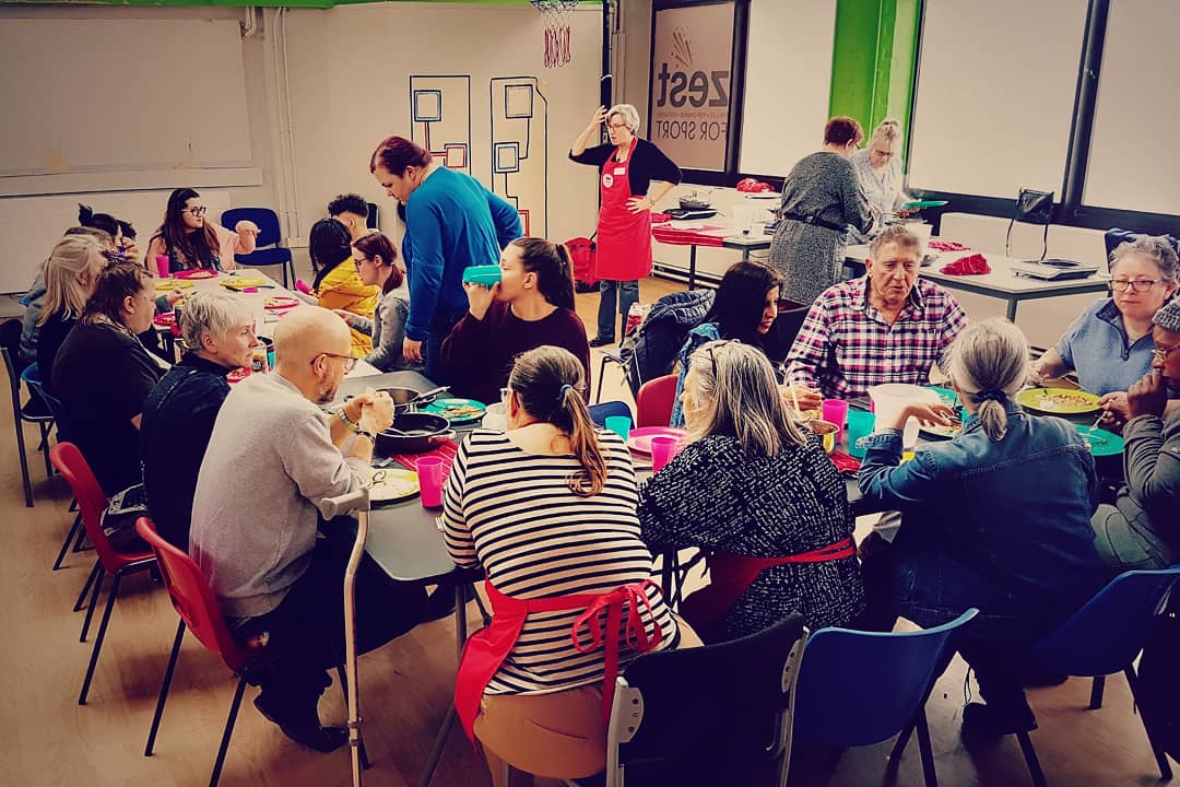 Another brill session at @ZestCentre today, largely thanks to our amazing @bags_of_taste team!

Good to have visits from @SheffCouncil and @SHSCFT
too. More #Sheffield cooking fun next Wednesday! 🥘😋

#sheffieldfood #sheffieldissuper #onepoundmeals #fightfoodwaste