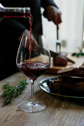 Resveratrol might be a key ingredient that makes red wine heart healthy. Here's why you should drink a glass, for your heart. #FamilyWine #CastonFamilyWines qoo.ly/34qeuu