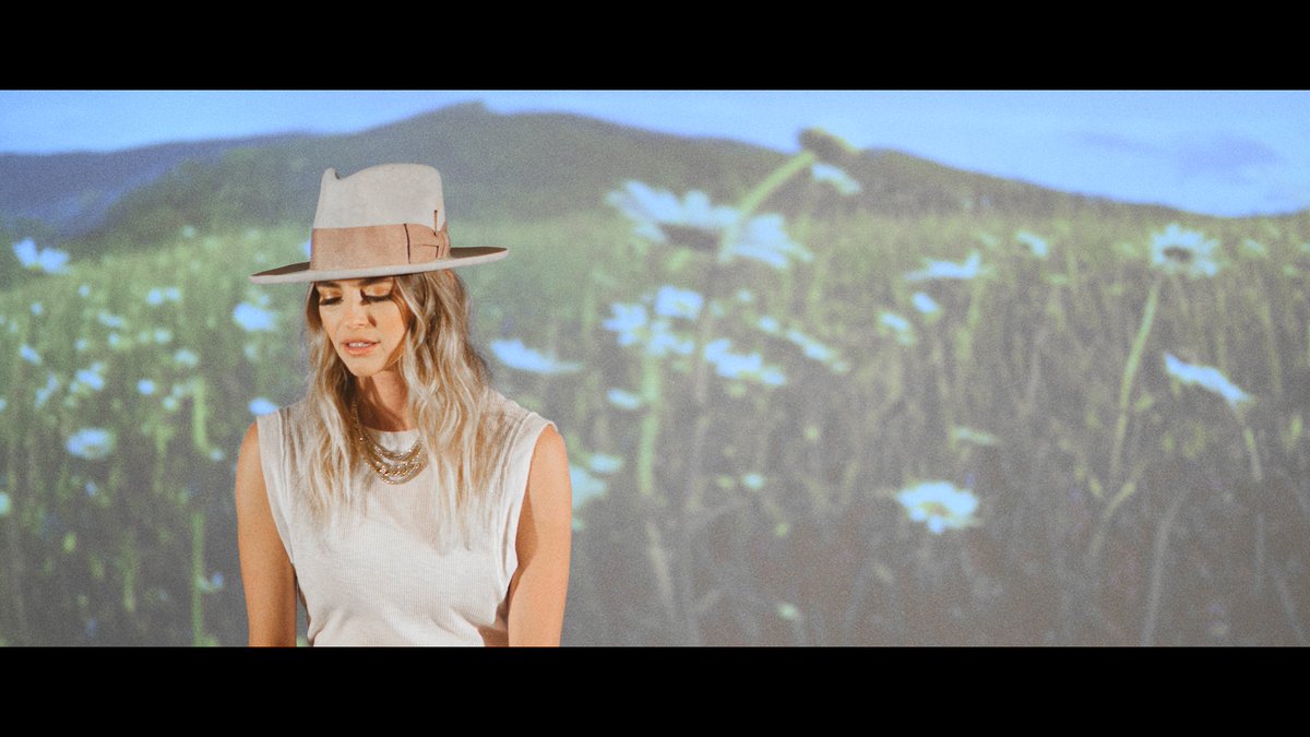 CMT exclusive World Premier for "Pick Me" is HERE!! 🌼

cmt.com/news/1818617/a…