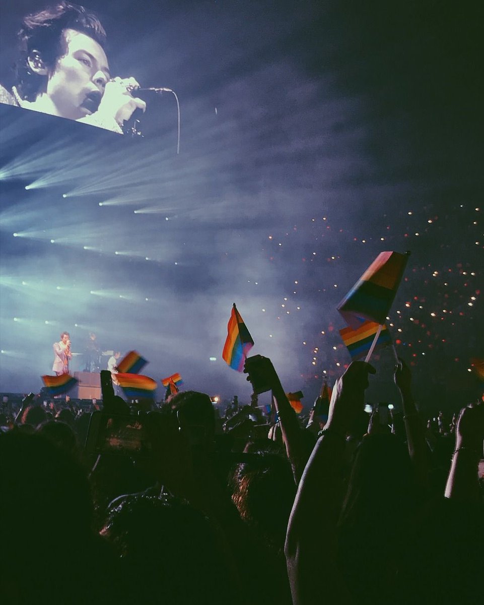 HStylesItalia's tweet photo. “Il miglior complimento che ti possano fare è venire ad un tuo concerto. Se pensi a tutti quelli che sono presenti e non solo a quelli che stanno davanti, non tutti hanno una visuale perfetta, alcuni hanno posti lontani e nonostante ciò sono lì presenti” 
•Harry per CBC Radio❤️ https://t.co/he0bqxsLEu