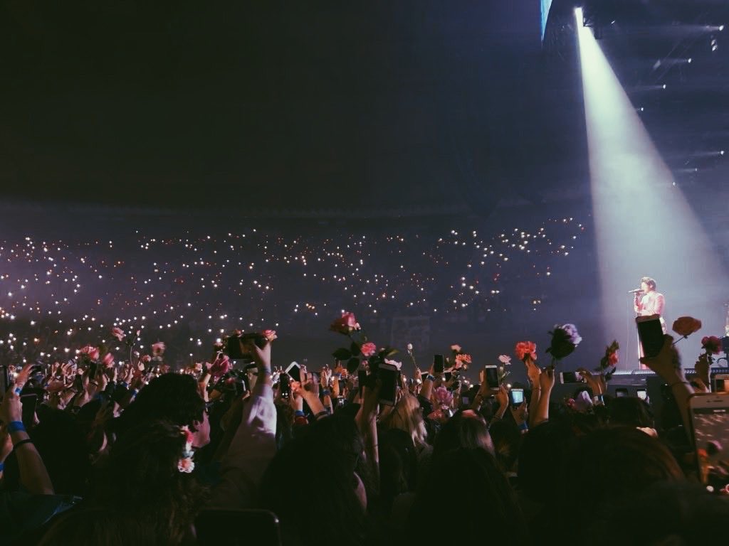 “Il miglior complimento che ti possano fare è venire ad un tuo concerto. Se pensi a tutti quelli che sono presenti e non solo a quelli che stanno davanti, non tutti hanno una visuale perfetta, alcuni hanno posti lontani e nonostante ciò sono lì presenti” 
•Harry per CBC Radio❤️