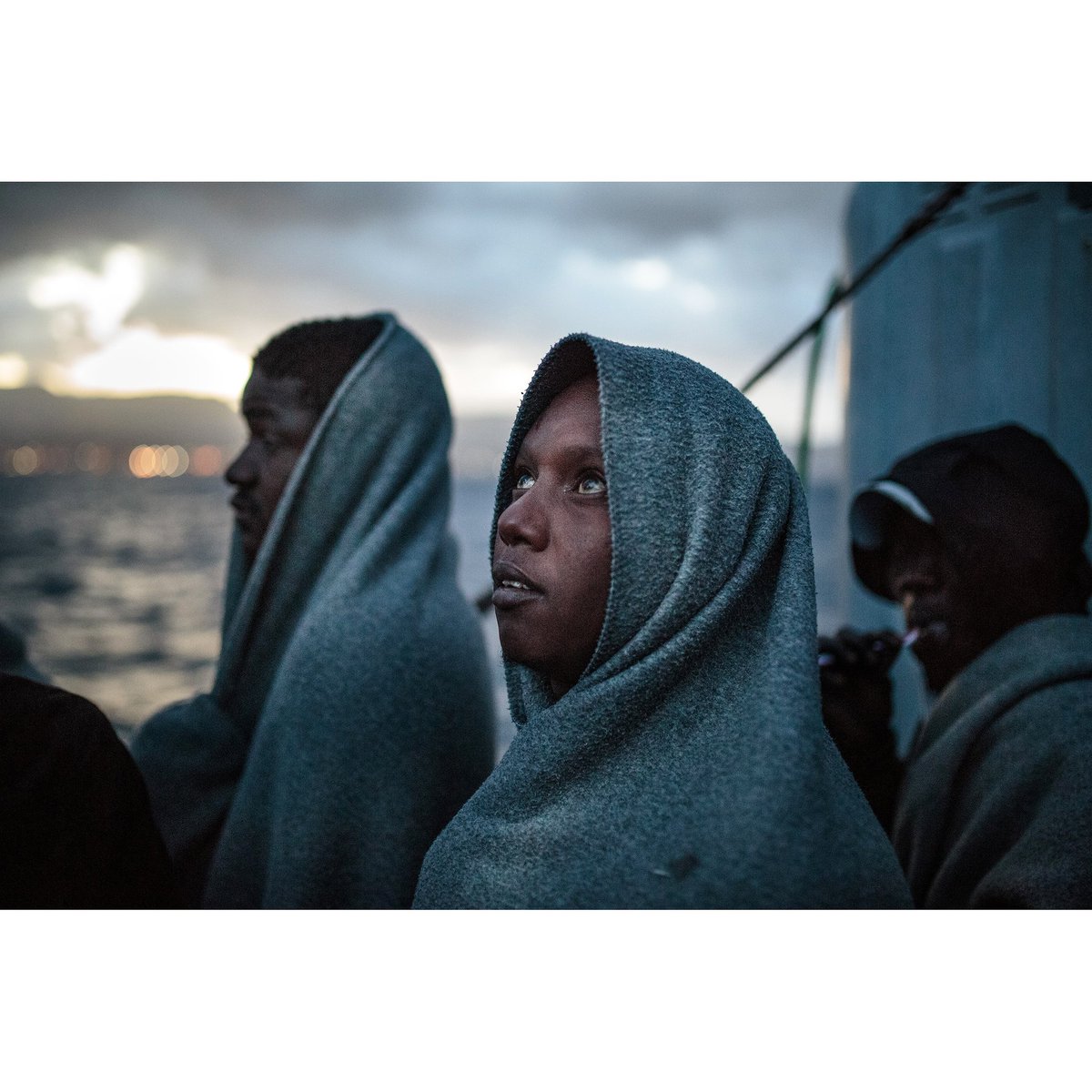 Dek, 23 anni, somalo, si commuove al vedere issare la bandiera italiana su #SeaWatch3, mentre la nave fa il suo ingresso nel porto di Messina. 27 febbraio 2020.

@SeaWatchItaly