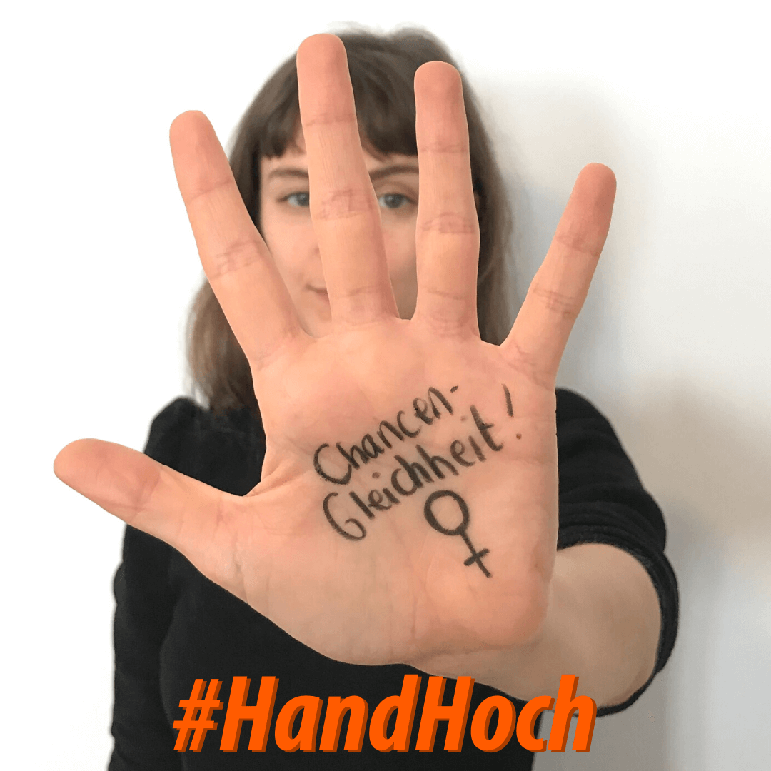 aufstehnat's tweet photo. 1 - Schreibe deine Botschaft oder Forderung auf deine Hand
2 - Mach ein Foto davon
3 - Teile das Foto mit dem Hashtag #HandHoch auf Instagram, Facebook oder Twitter, verlinke 3 Freund_innen und nominiere sie mitzumachen. https://t.co/3ArH40B5Fr