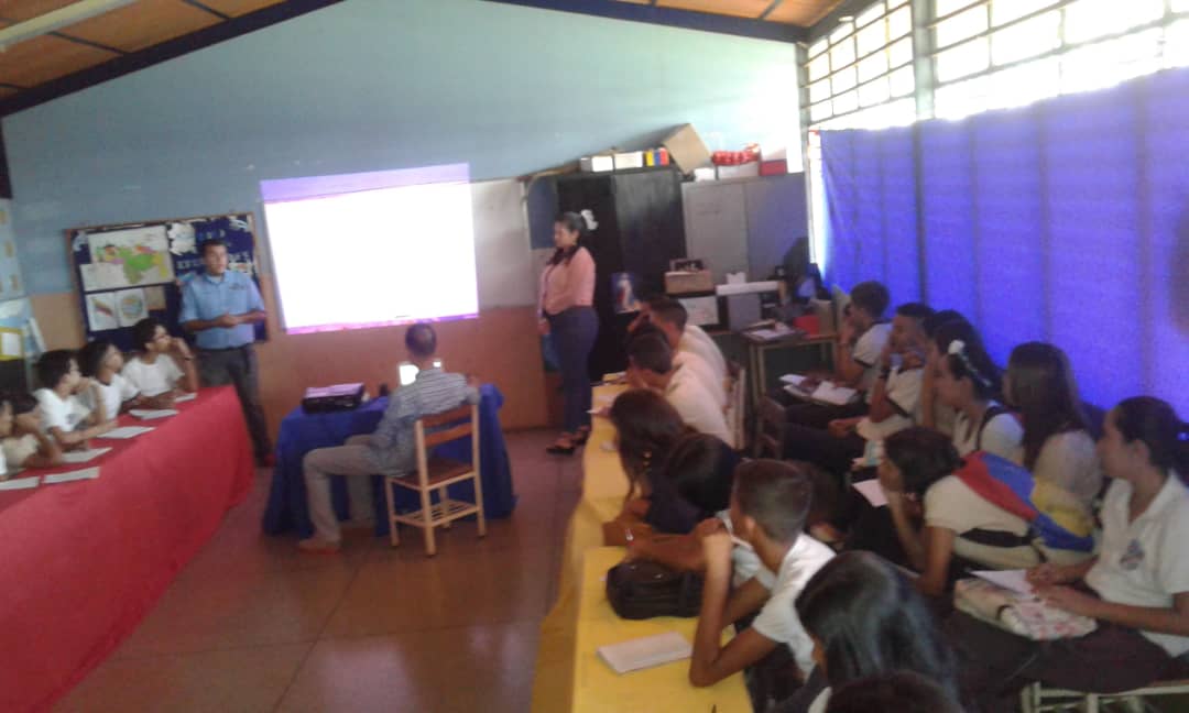 infobeatriz's tweet photo. #ConstruyendoPatriaSocialista OPSU Trujillo visitando el Liceo Antonio Nicolas Briceño para Taller del Sistema Nacional de Ingreso e impulsar la Educación universitaria @NicolasMaduro @CesarTrompizVEN @Lasteni_S https://t.co/unOuLlUSmU
