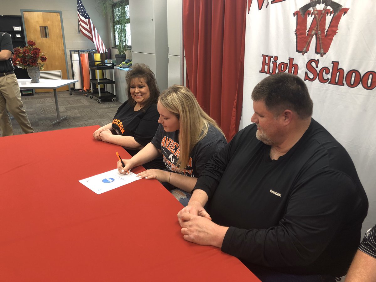 bo_stevenson's tweet photo. Congrats to @morvilius today for signing her letter of intent to continue her Track and Field throwing career at @AthleticsAU next year! #WapTrack ๐ช๐ช๐ช https://t.co/9dPfPWsOYs