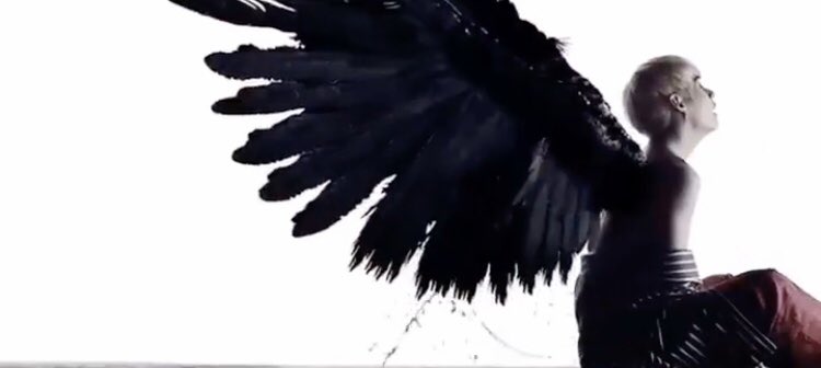 Jiwon Bts たくさん流れてくるアミさんのpv解析すごく面白い とりあえずジミンちゃんの黒い羽は血汗涙のテテの悪魔 の羽 だったかな の伏線回収なのかしら