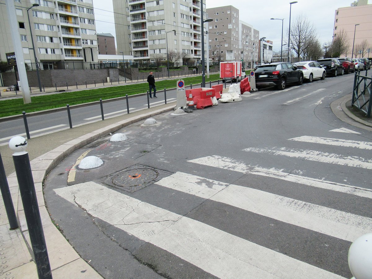 villeneuve_92's tweet photo. La Gestion Urbaine et Sociale de Proximité (#GUSP) agit et vise à améliorer le cadre/ les conditions de vie des habitants de #VilleneuveLaGarenne,en agissant sur des problématiques quotidiennes!Ex: Lutte contre le stationnement sauvage, faciliter la circulation dans le virage https://t.co/jWYgbpJJPz