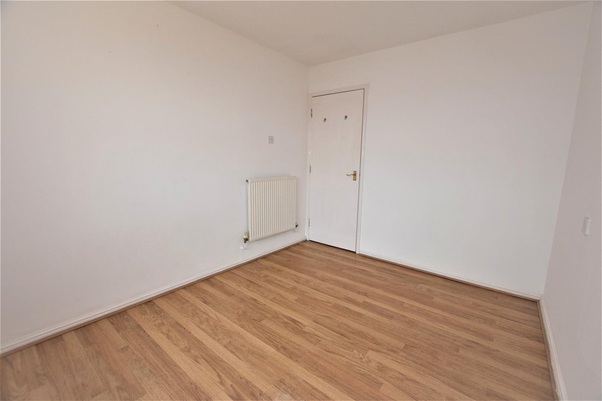 *** MODERN TOP FLOOR APARTMENT ***

£99,950

A modern purpose built apartment situated in the ever popular Barry Waterfront and sold with no onward chain. Local amenities are in easy walking distance, including train /bus links, beaches, and supermarkets.

ninaestateagents.co.uk/property/heol-…