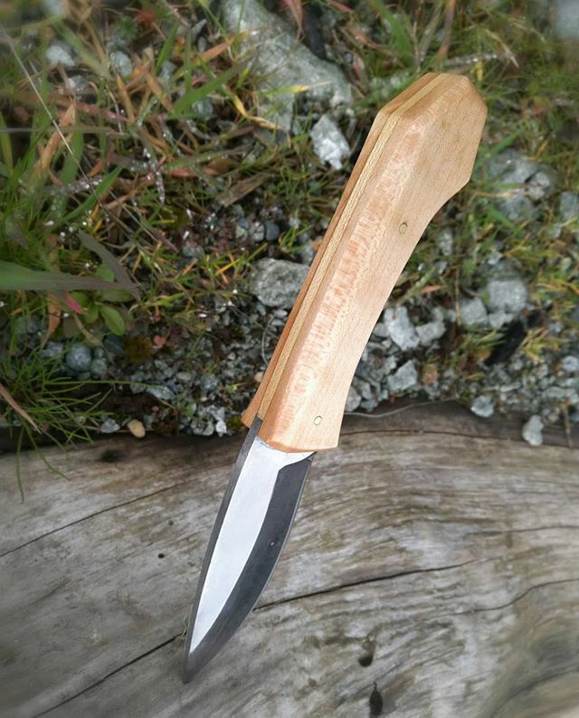 BenBuildsBrand's tweet photo. Here's a better picture of my 1st knife. See the figure in that triple finished maple?
;
;
;
#nofilter #DIY #knifemaking #beamaker #knifelife #knivesofinstagram #everydaycarry #customshit #customknife #benbuilds #benbuildsknives https://t.co/lDJ0HlHNWL https://t.co/nuOlZVQiv9